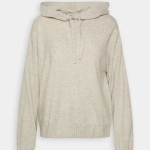Stickad hoodie  - Intresskoll! På min fina beiga hoodie från Zalando. Köpt för 529kr. Har några små fläckar, men inget man tänker på! Kom med bra bud ❤️❤️