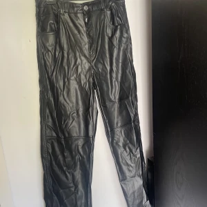 Svarta skinbyxor  - Tyvärr väldigt skrynkliga då de legat i garderoben länge men de är väldigt fina på. 