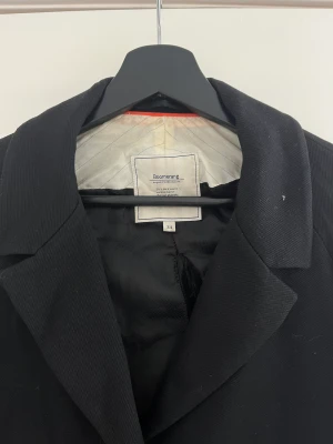 Svart kappa från Boomerang - Svart kappa från Boomerang. Välanvänd, innerfodret slitet. 🌷