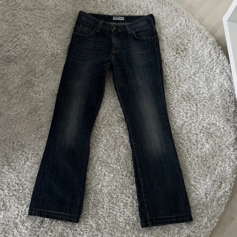 mörkblåa jeans från Lee straight leg/ flare. Jeans & Byxor.