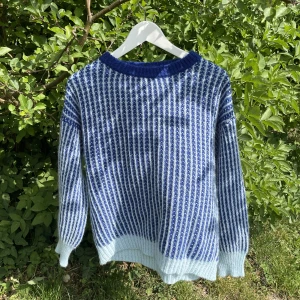 Stickad tröja - Världens finaste sommar tröja! Perfekt till en liten kallare kväll nu under sommaren! Såååfina färger🥰💐🌺💙🦋Helt oanvänd, prislapp sitter kvar