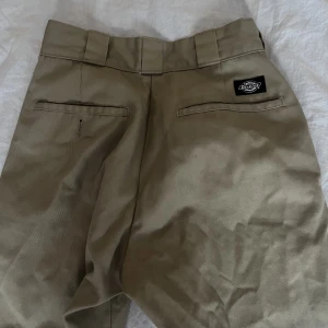 Dickies byxor - Chinos från Dickies. Mörkare beige färg. Jättefina i rumpan. Säljer för att dom är för små på mig. 💕