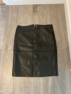 Skinn kjol (VILA) - Skinn kjol bra skick storlek M