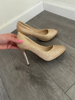 Klackskor - Champagne färgade klackskor 