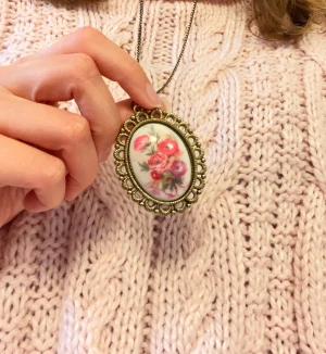 Halsband med medaljong  - Vackert halsband med hänge på lång kedja 