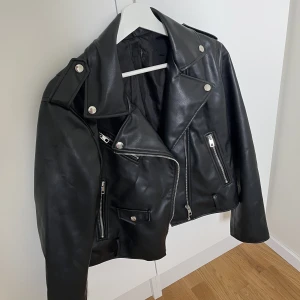 Skinnjacka - Lappen är borta, men gissar på storlek 36 