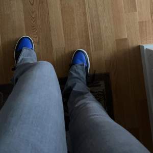 Säljer mina äkta Jordan 1 mid ”Hyper Royal” i strl 38. De är som nya, använda ett fåtal gånger. Säljer de pågrund av att de ej kommer till användning längre. 