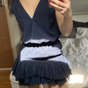 Volangklänning - Super söt volangklänning perfekt till sommarn och finare tillfällen 🥰🥰den är st.32 men passar mig som är en S/M då den är stretchig
