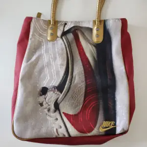 Handväska Nike Cortez Storlek ca 40 cm x 35 cm (utan handtag). Fint begagnat skick, se blider.