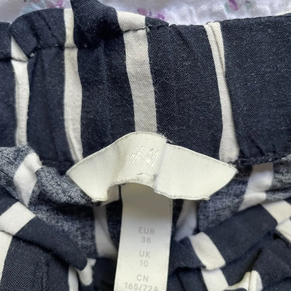Söta byxor från H&M Storlek 38 men passar S/M Köparen står för frakten 🌼. Jeans & Byxor.