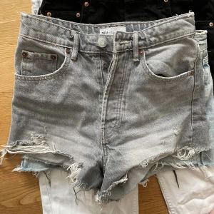 Jeansshorts  - Korta jeans shorts från Zara storlek 34 (obs, ej 34 tum som denimstorlekar utan damstorlek 34)