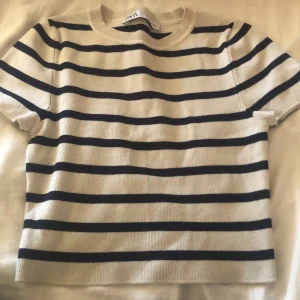 Randig T-shirt  - Jättefin randig t-shirt från zara. Original pris: ca 200kr. Köparen betalar frakten. 