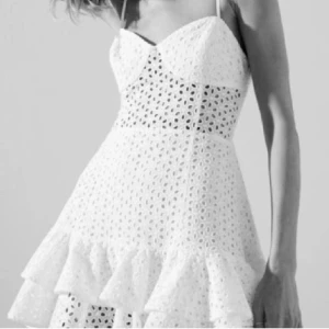 zara klänning  - knappt använd zara klänning, köptes förra sommaren men kom aldrig till användning så därav säljer jag, strl M men passar även S, skickar egen bild vid intresse! betalning sker endast via swish 