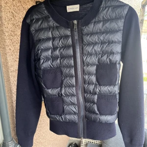 moncler cardigan  - mörkblå cardigan från moncler i nyskick knappt använd, har ej kvar kvittot tyvärr men den e ofc äkta o qr kod finns! köpt för 8500 säljer för 7500 och går ej ner i pris! betalning sker endast via swish!