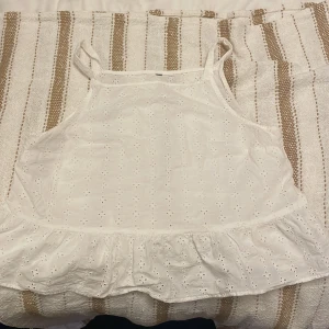 Hm linne/blus - Säljer denna super söta sommar topp ifrån hm. 