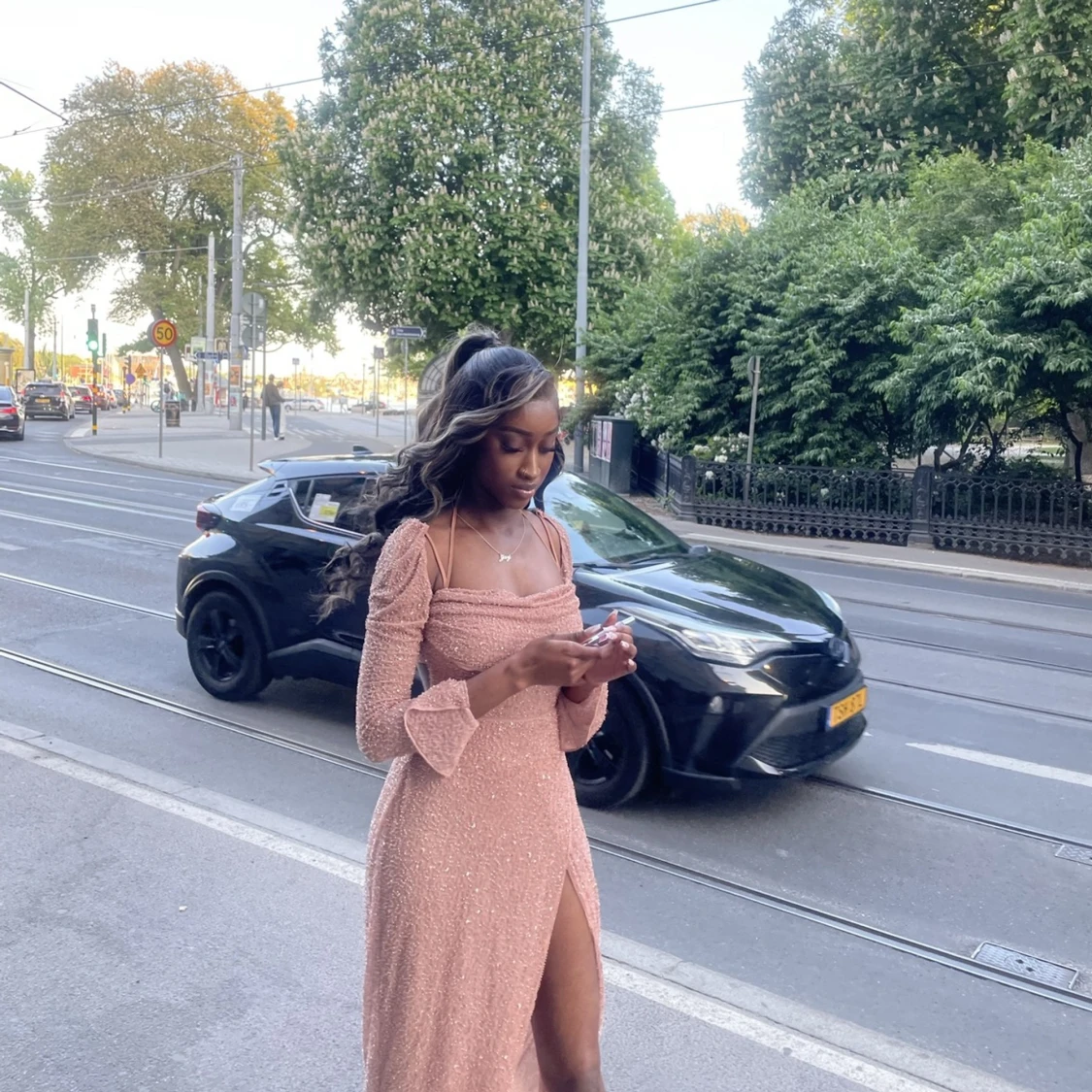 Glittrig klänning med slits