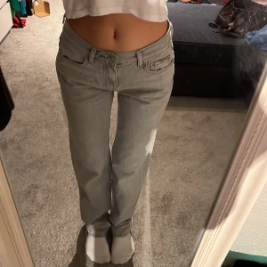 lågmidjade jeans - säljer mina lågmidjade jeans från gina tricot då de bara kommit till användning en gång, mycket bra skick⚡️storlek 32 men passar också 34, nypris 499kr❤️