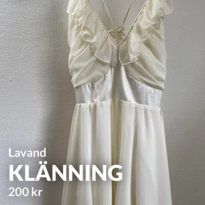 Klänning  - Vit kort klänning med tunna justerbara band och knytning i ryggen samt dragkedja i sidan. Storlek s. Använd 2 gånger, säljer pga lite kort (är 180cm)