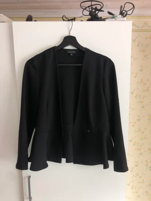 Kavaj/cardigan i kostymtyg  - Festlig suit cardigan, siluettformad storlek 36