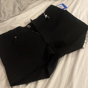Svarta zara jeansshorts  - Lågmidjade svarta jeansshorts från zara som jag beställde från sellpy men tyvärr va för små på mig. Dem är i storlek 36 och är aldrig använda av mig då lappen är kvar från sellpy. Jag köpte dessa då från sellpy och därför är priser billigare än vanligt