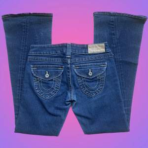 Ett par fina mörkblå bootcut True religion jeans med fina och speciella bakfickor (dem är smått sönder längst ner på benet, se bild 1) annars är dem i ett bra och fint skick!☺️
