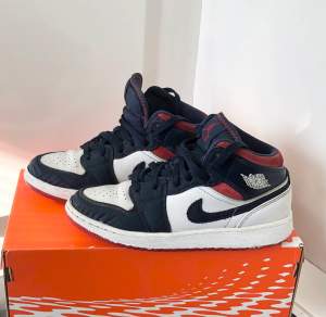 Nike Air Jordan 1 Mid  *Storlek : EUR 37,5 -UK 4 -BR 35,5- 23,5 CM * Eftertraktade Färgen  : Blå - Vit - Röd *Skick : 8 av 10  Passar Barn, Flicka , Pojke, Dam , Herr