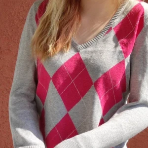 Rutig tröja - Så fin skön tröja med rosa detaljer. Tyvär kommer den inte till användning längre så jag säljer den nu☺️ perfekt till sommaren då den är ganska tunn och luftig☀️