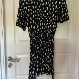 Svart klänning - En svart klänning med detaljer 