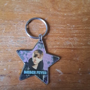 Nyckelring o pennfack. - Nyckelring och pennfack. För mer info skicka pm. Köparen står för frakten. Ansvarar inte för paketet under frakt.