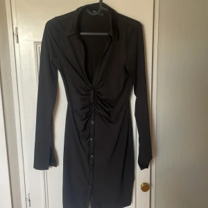 Svart klänning - Säljer denna superfina klänning från Nelly. Köpare står för frakt💗