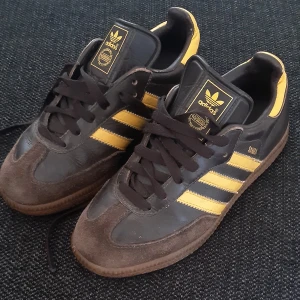 Vintage adidas samba stl 36 - Vintage.Bruna Adidas Samba i läder och typ mocca med gula stripes . Har haft kvar dessa sedan 80-90 talet,stl 36 ,finns såklart lite slitage men se bilder ,säljs i befintligt skick .