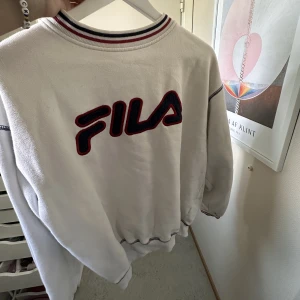 vintage Fila sweatshirt  - såå cool och snygg men knappt kommit till användning, köpt second hand i köpenhamn🤍 Strl M