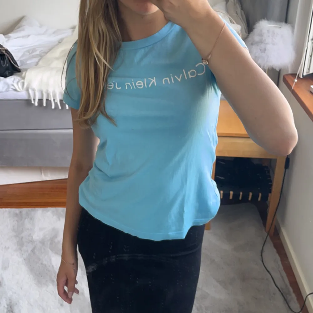 Blå t-shirt från Calvin Klein. Använd fåtal gånger, inga defekter🤍. T-shirts.