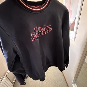 Vintage Adidas Sweather - suupercool och bra kvalite, knappt använd, strl M♥️ 