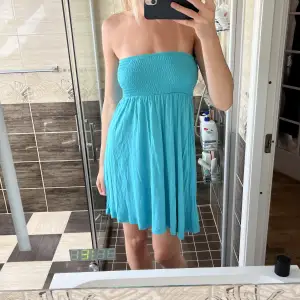 En jättefin klarblå strandklänning 