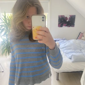 Zara tröja - Säljer denna grå-blå randiga tröjan från Zara!!💙Den är i mjukt material och mycket bra skick. Köparen står för frakten!
