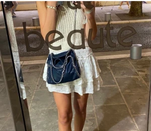 Stella väska  - Säljer min super snygga stella väska dä jag har tröttnat på den och vill köpa en ny, köpte den här på plick. Bilderna är tagna från tjejen jag köpte väskan av. Köpt för 5000kr kommer inte sälja under 4000. Kan även byta mot en valentino väska.