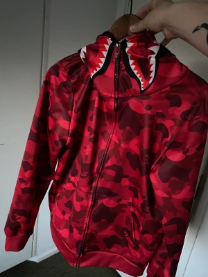 Bape hoodie  - Bape hoodie, köpt begagnad jag har ej använt den då den ej passa