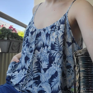 Sommar linne - Luftigt skönt linne Stl M men passar absolut en l/XL, beroende på hur man vill att det ska sitta!