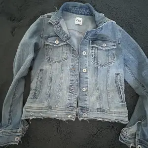 Fin jeansjacka från Zara i strl S. Knappt använd och är i bra skick. Köparen står för frakten❤️