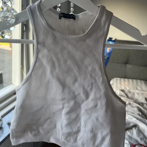 Linne - Ett eneklt vitt linne från Zara i strl S! Inga defekter, 50kr 🫶🏼