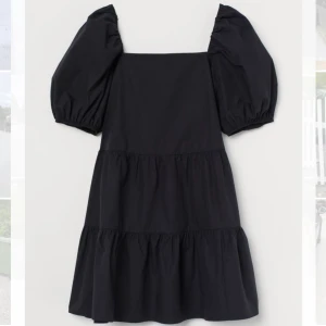 H&m klänning - Säljer denna trendiga klänning från HM pga att jag ej använder längre. Pris är inklusive frakt