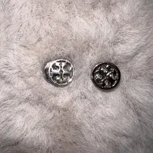 Tory Burch örhängen helt nya, fick dom i present men använder inte silver därav säljer jag dom.  Nypris 889 kr.