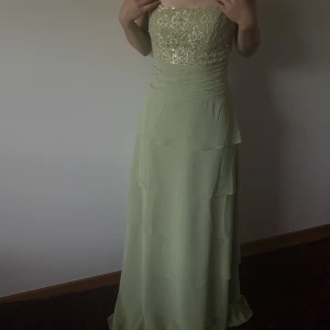 Balklänning/festklänning   - Sjukt vacker klänning med valongkjol och paljett uppe. Helt oanvänd med prislapp på, nypris 1500kr. Säljer för 650kr