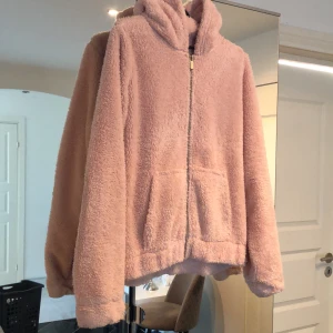 Mjukiströja - En gullig rosa mjuktröja. Så skön och mjuk, perfekt för kalla vintrar. 