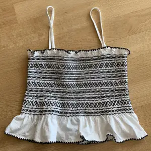 Crop top, från pull&bear i storlek S, men skulle säga att den snarare är storlek XS. Köpte den men passade inte. Den är stretchig  