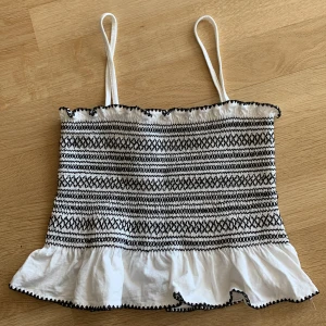Crop top  - Crop top, från pull&bear i storlek S, men skulle säga att den snarare är storlek XS. Köpte den men passade inte. Den är stretchig  