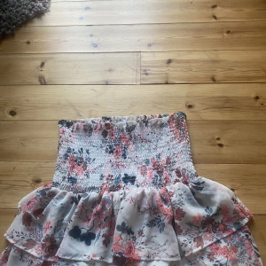 Kjol - Fin volangkjol som Köptes på Plick men den är från HM och har inte används, 