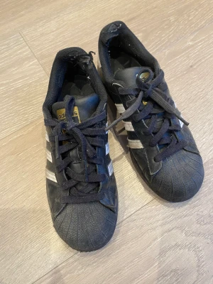 Adidas skor - Använda. Behövs nog tvättas så ser det bra ut, inga defekter utanpå som är synliga 