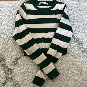 Randig tröja från zara - En fin randig tröja från zara i nysick. Skriv om frågor.